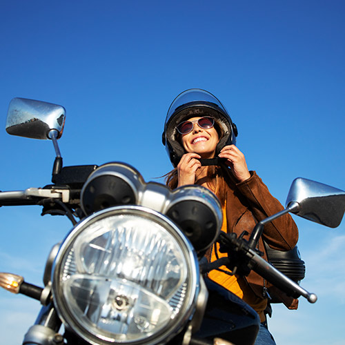 Mujer montando en moto